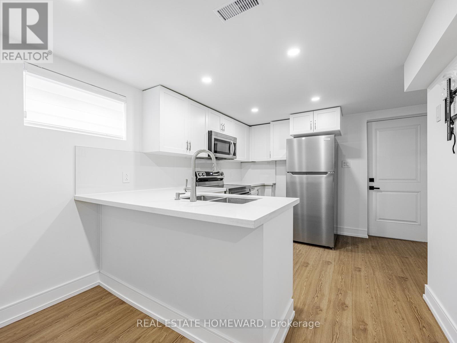 












10 JULIANA COURT

,
Toronto (Lambton Baby Point),




Ontario
M6S2R2

