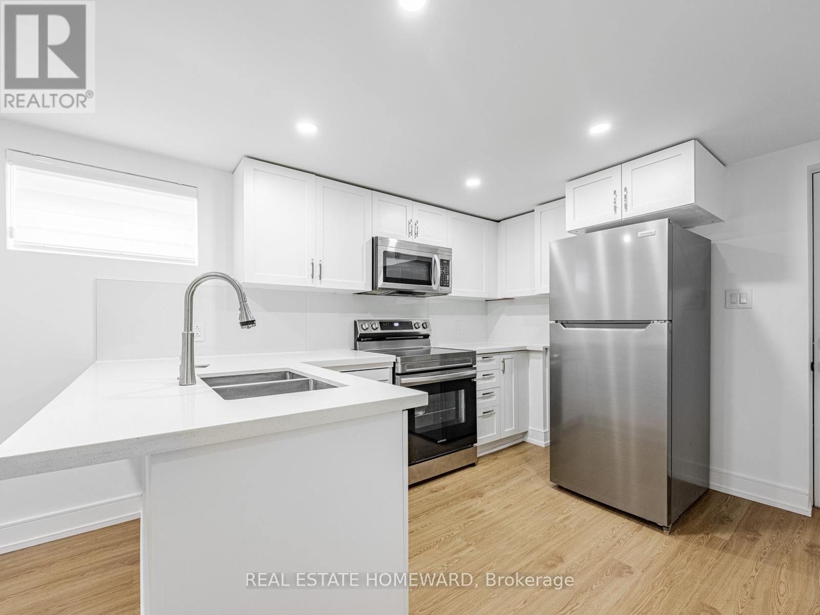 












10 JULIANA COURT

,
Toronto (Lambton Baby Point),




Ontario
M6S2R2

