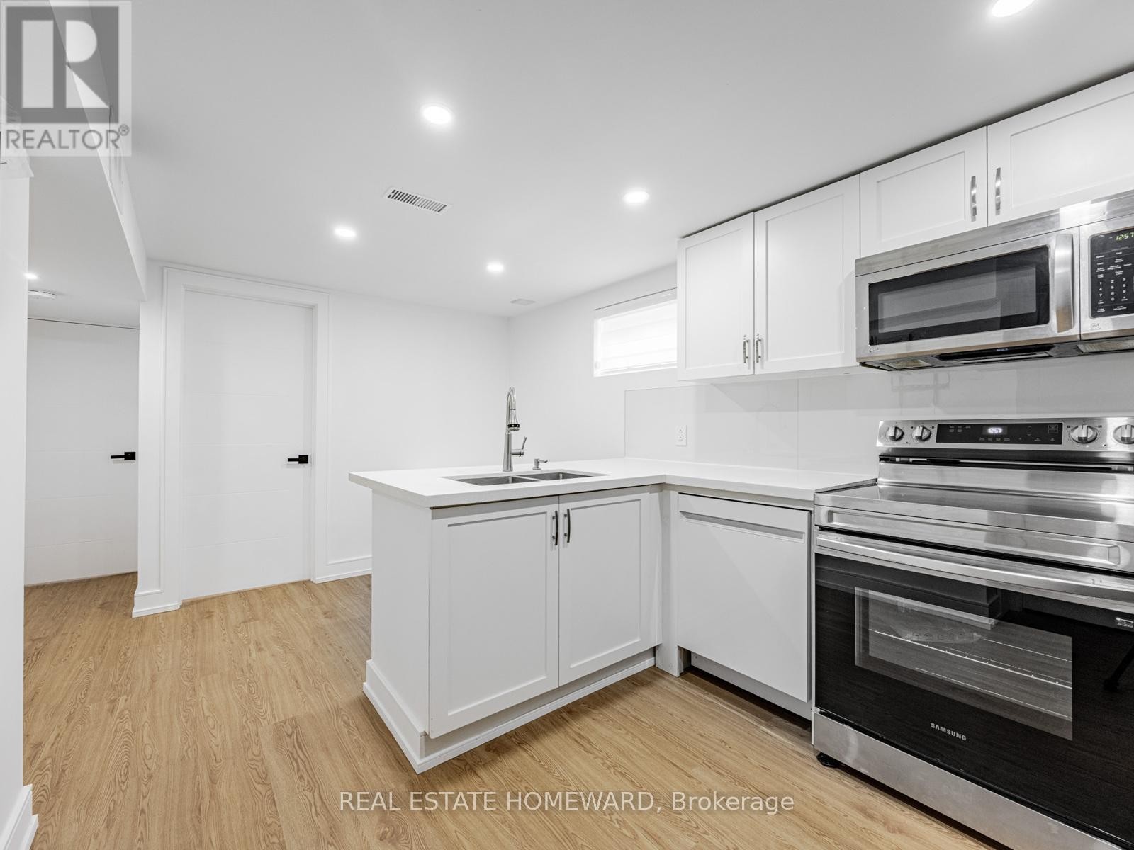 












10 JULIANA COURT

,
Toronto (Lambton Baby Point),




Ontario
M6S2R2

