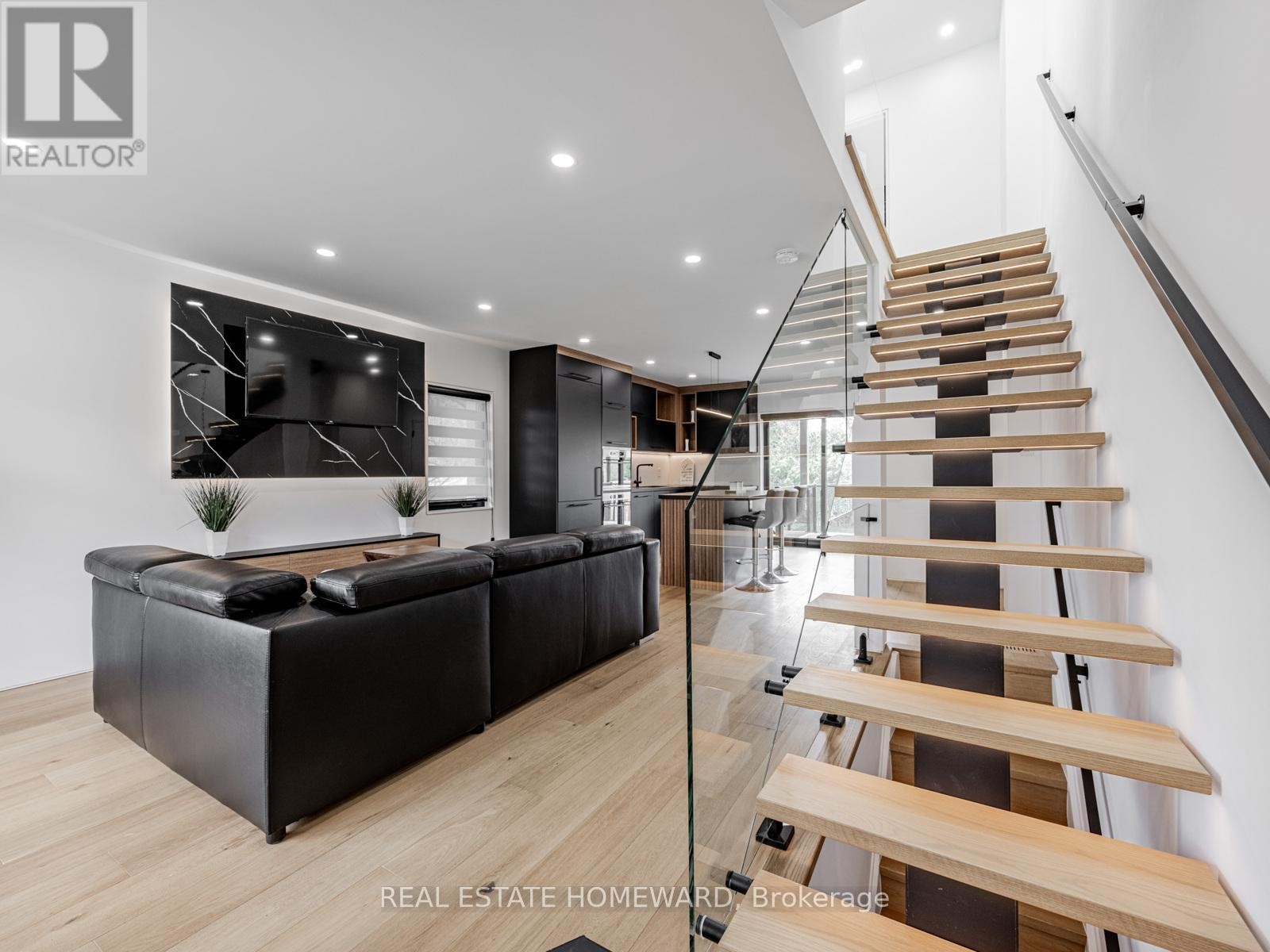 












10 JULIANA COURT

,
Toronto (Lambton Baby Point),




Ontario
M6S2R2

