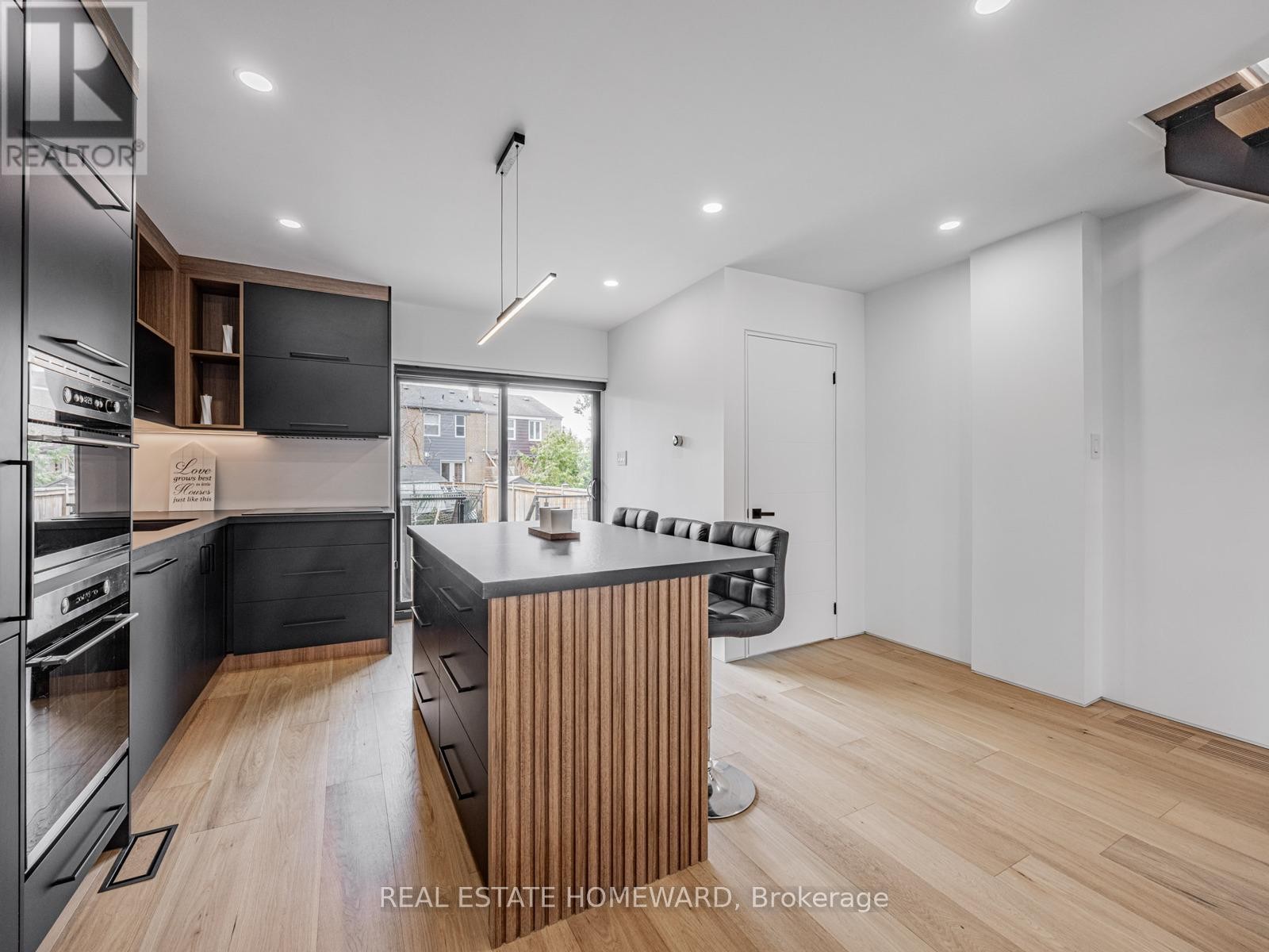 












10 JULIANA COURT

,
Toronto (Lambton Baby Point),




Ontario
M6S2R2

