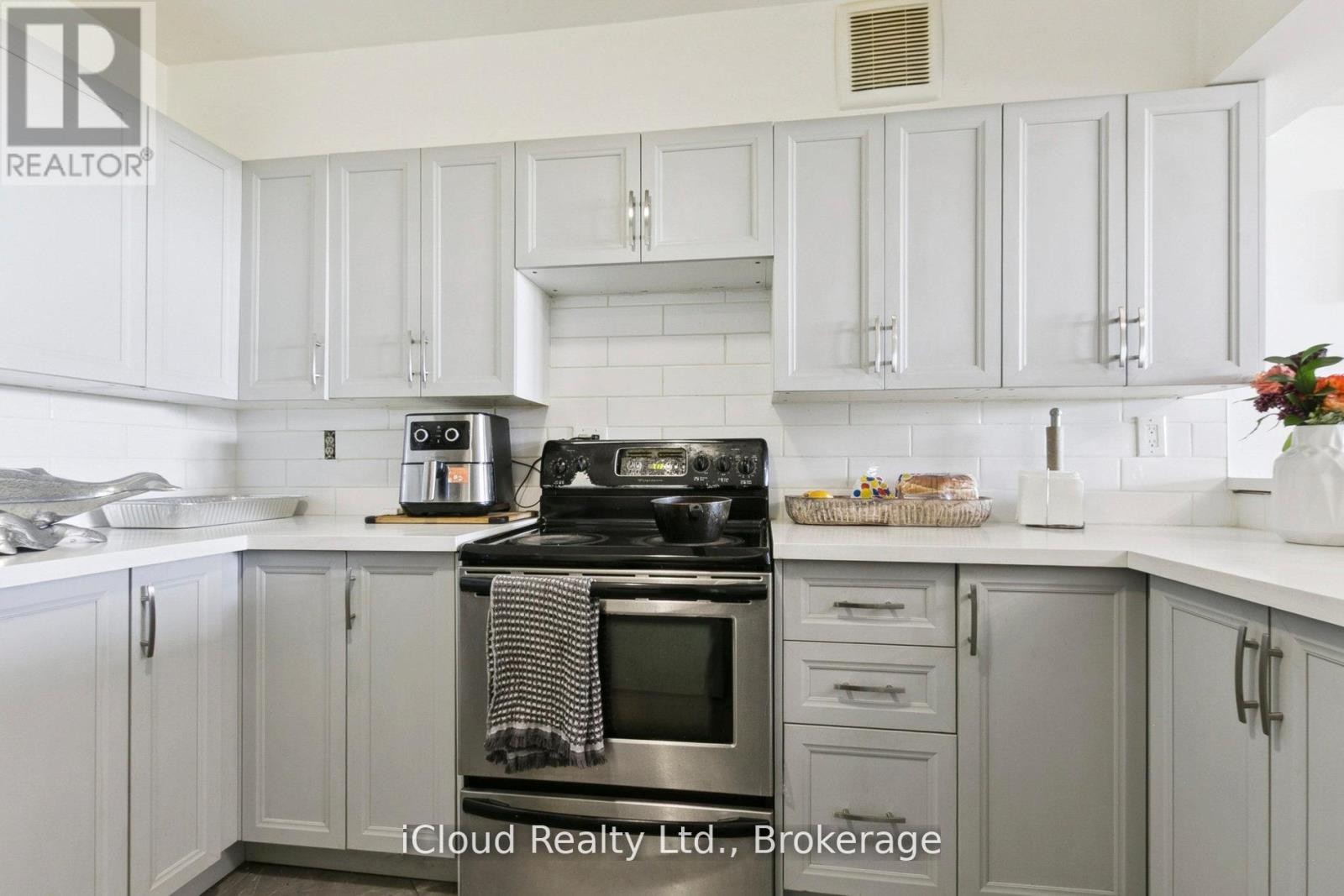 












1108 - 238 ALBION ROAD

,
Toronto (Elms-Old Rexdale),




Ontario
M9W6A7

