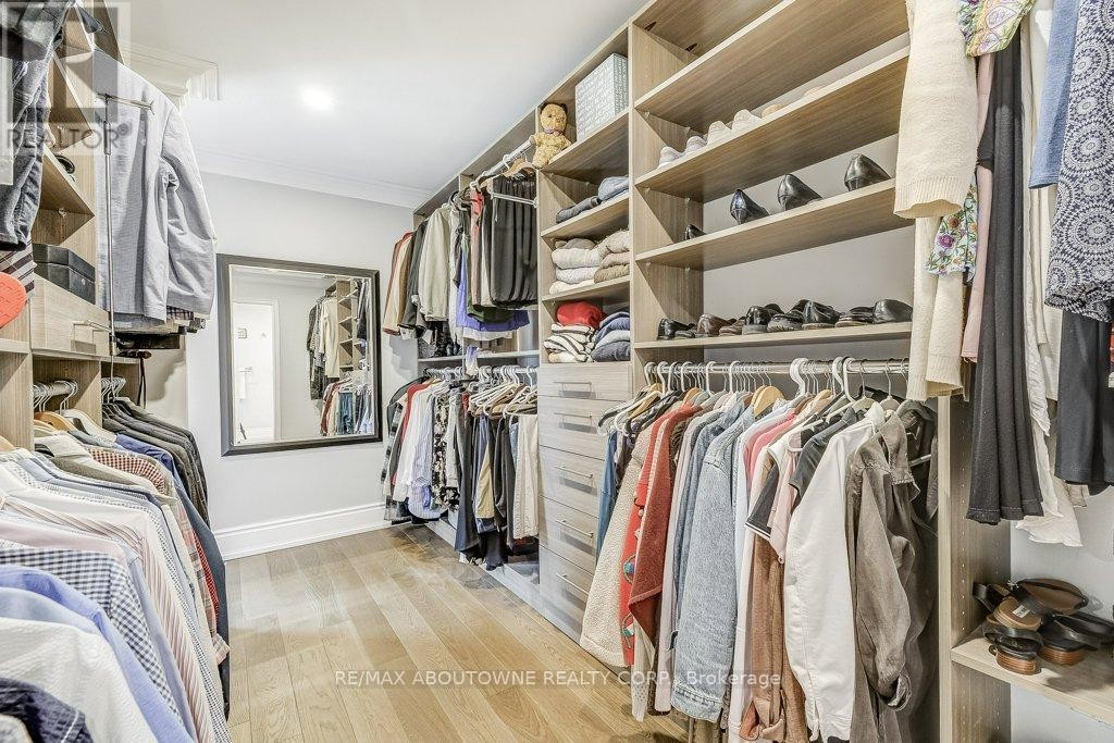 












21 CHISHOLM STREET

,
Oakville (CO Central),




Ontario
L6K3W2

