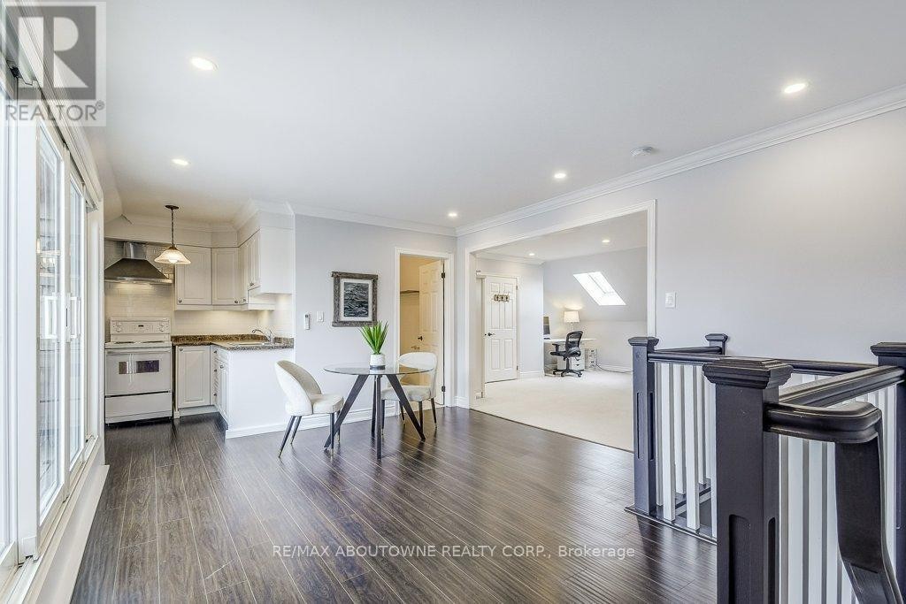 












21 CHISHOLM STREET

,
Oakville (CO Central),




Ontario
L6K3W2

