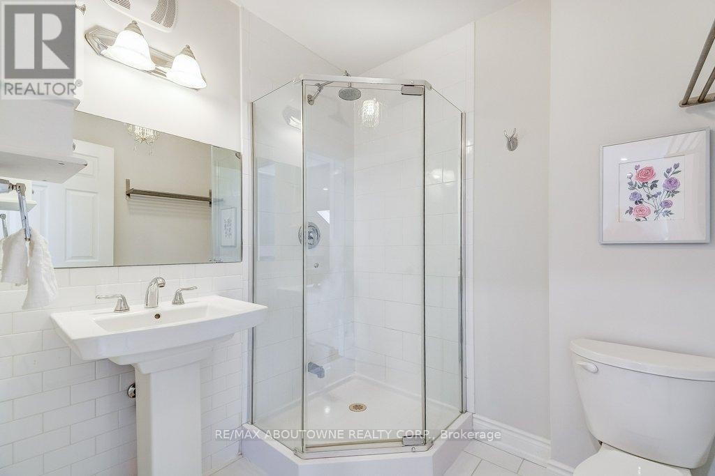 












21 CHISHOLM STREET

,
Oakville (CO Central),




Ontario
L6K3W2

