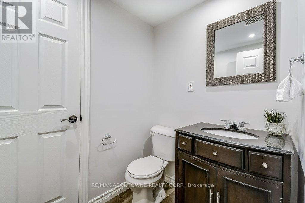 












21 CHISHOLM STREET

,
Oakville (CO Central),




Ontario
L6K3W2


