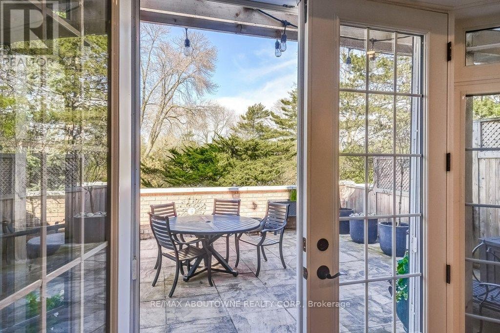












21 CHISHOLM STREET

,
Oakville (CO Central),




Ontario
L6K3W2

