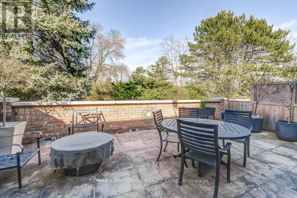 












21 CHISHOLM STREET

,
Oakville (CO Central),




Ontario
L6K3W2

