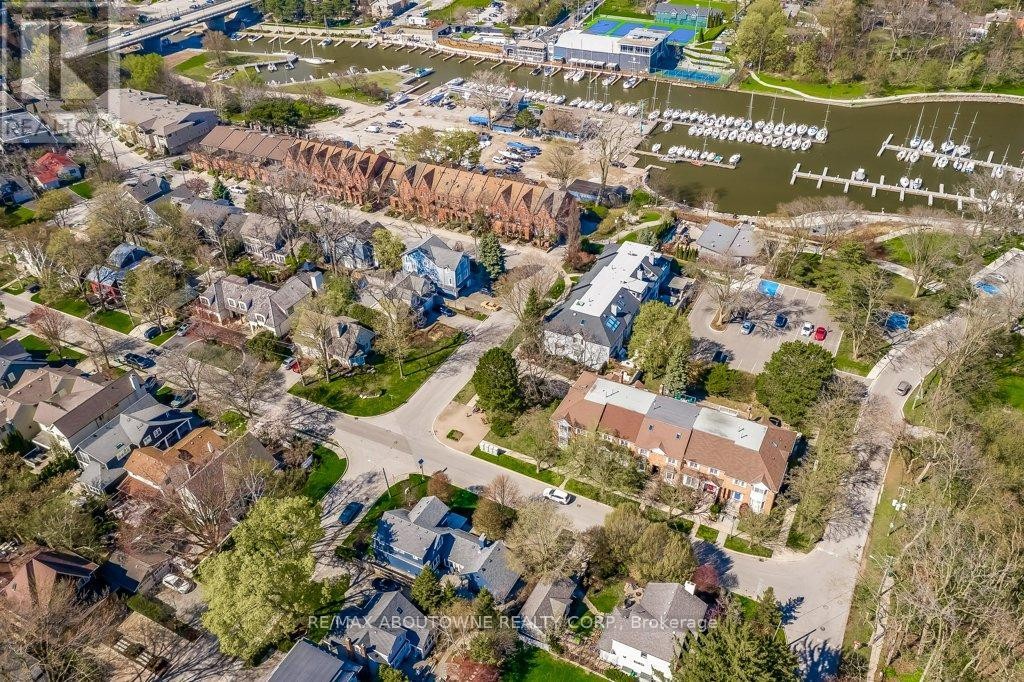 












21 CHISHOLM STREET

,
Oakville (CO Central),




Ontario
L6K3W2

