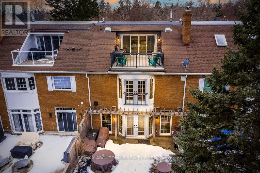 












21 CHISHOLM STREET

,
Oakville (CO Central),




Ontario
L6K3W2

