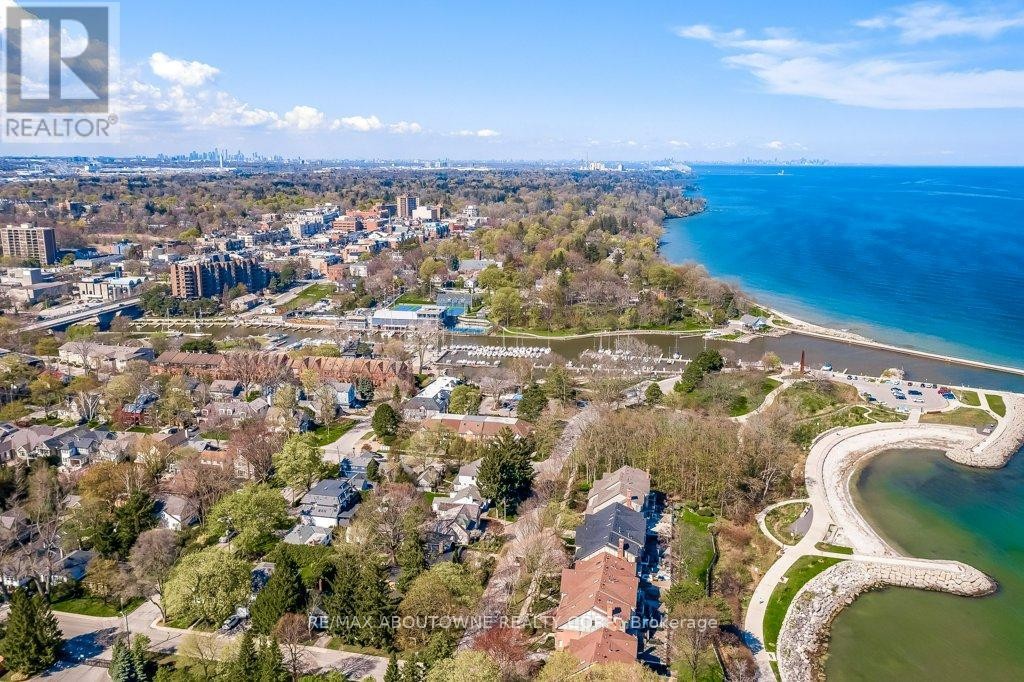 












21 CHISHOLM STREET

,
Oakville (CO Central),




Ontario
L6K3W2

