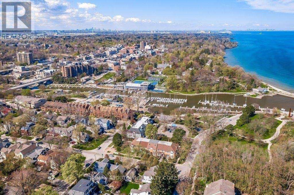 












21 CHISHOLM STREET

,
Oakville (CO Central),




Ontario
L6K3W2

