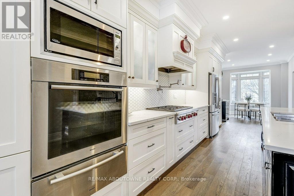 












21 CHISHOLM STREET

,
Oakville (CO Central),




Ontario
L6K3W2


