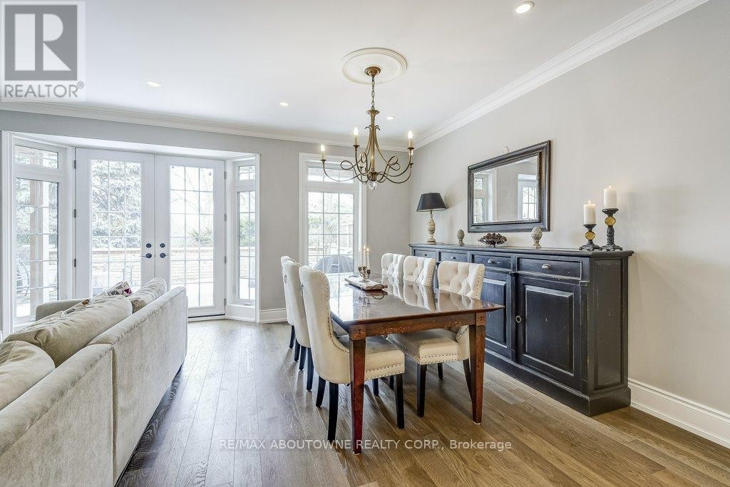 












21 CHISHOLM STREET

,
Oakville (CO Central),




Ontario
L6K3W2

