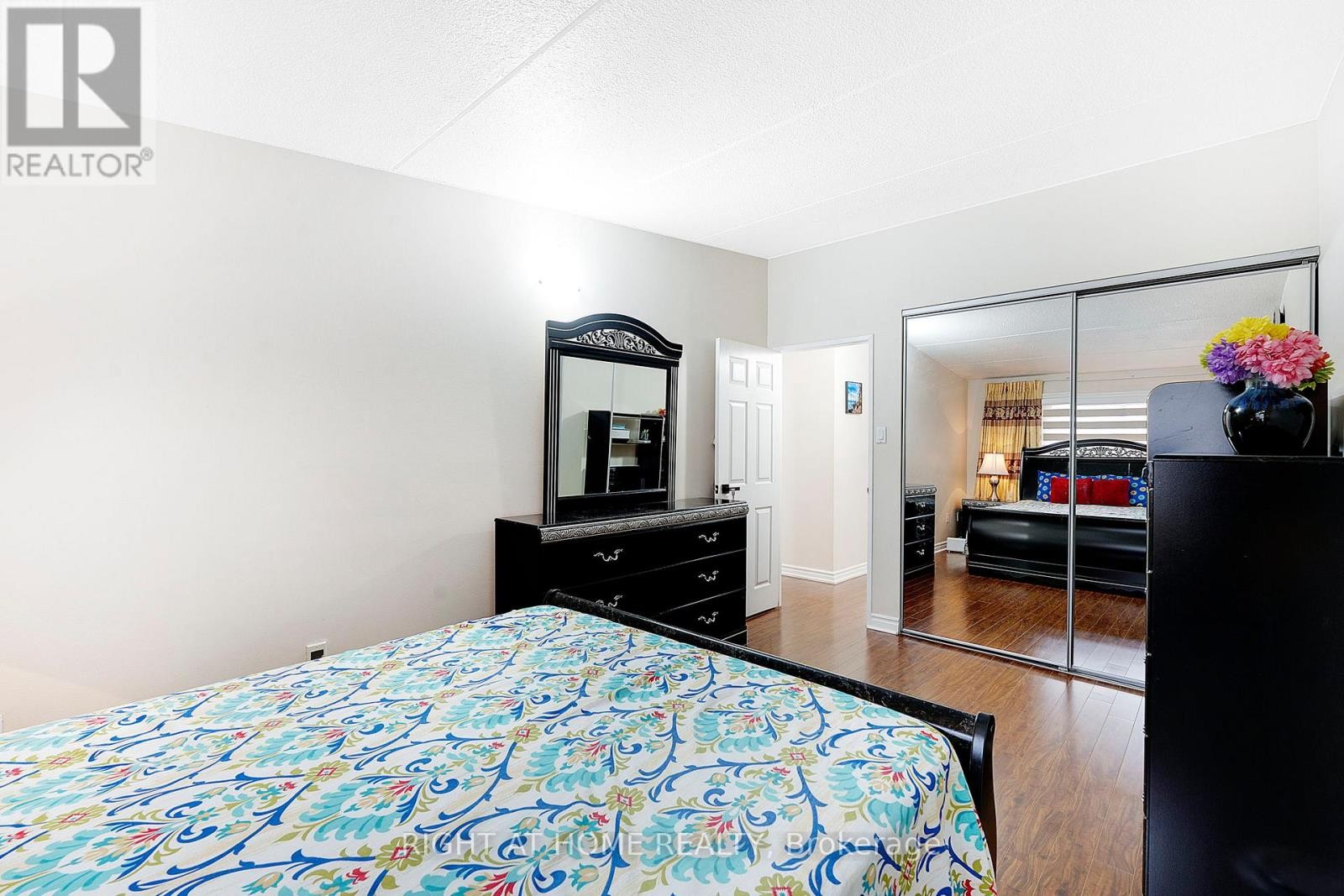 












154 - 180 MISSISSAUGA VALLEY BOULEVARD

,
Mississauga (Cooksville),




Ontario
L5A3M2

