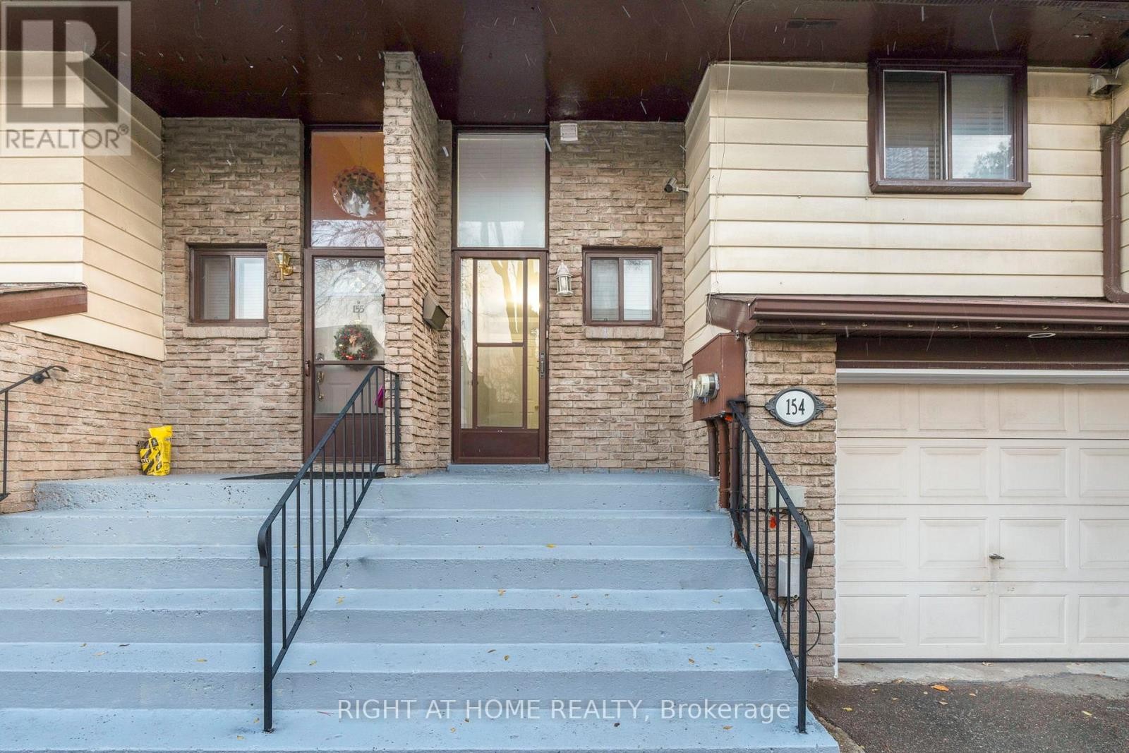 












154 - 180 MISSISSAUGA VALLEY BOULEVARD

,
Mississauga (Cooksville),




Ontario
L5A3M2

