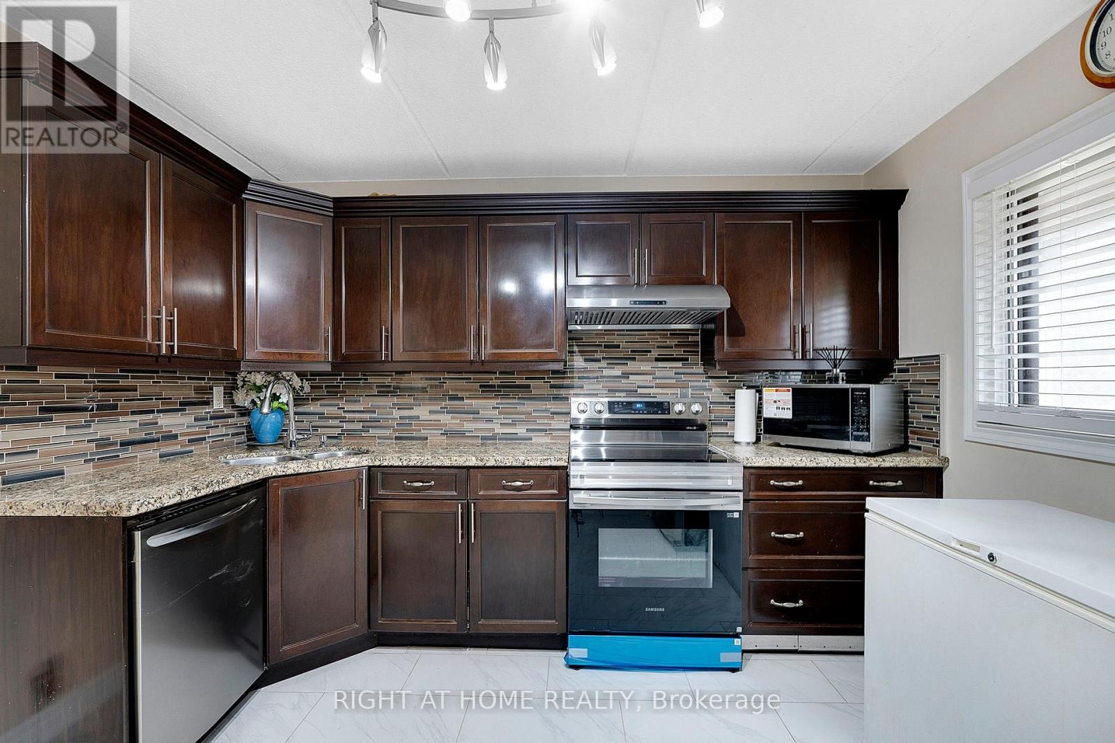 












154 - 180 MISSISSAUGA VALLEY BOULEVARD

,
Mississauga (Cooksville),




Ontario
L5A3M2

