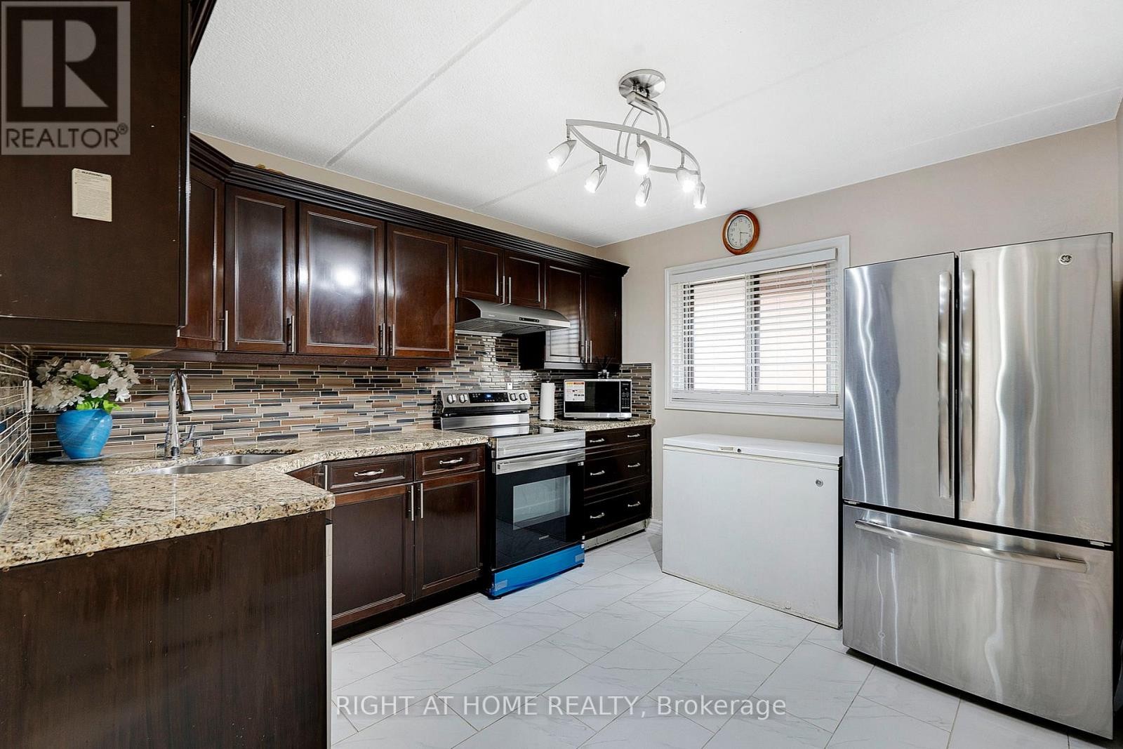 












154 - 180 MISSISSAUGA VALLEY BOULEVARD

,
Mississauga (Cooksville),




Ontario
L5A3M2

