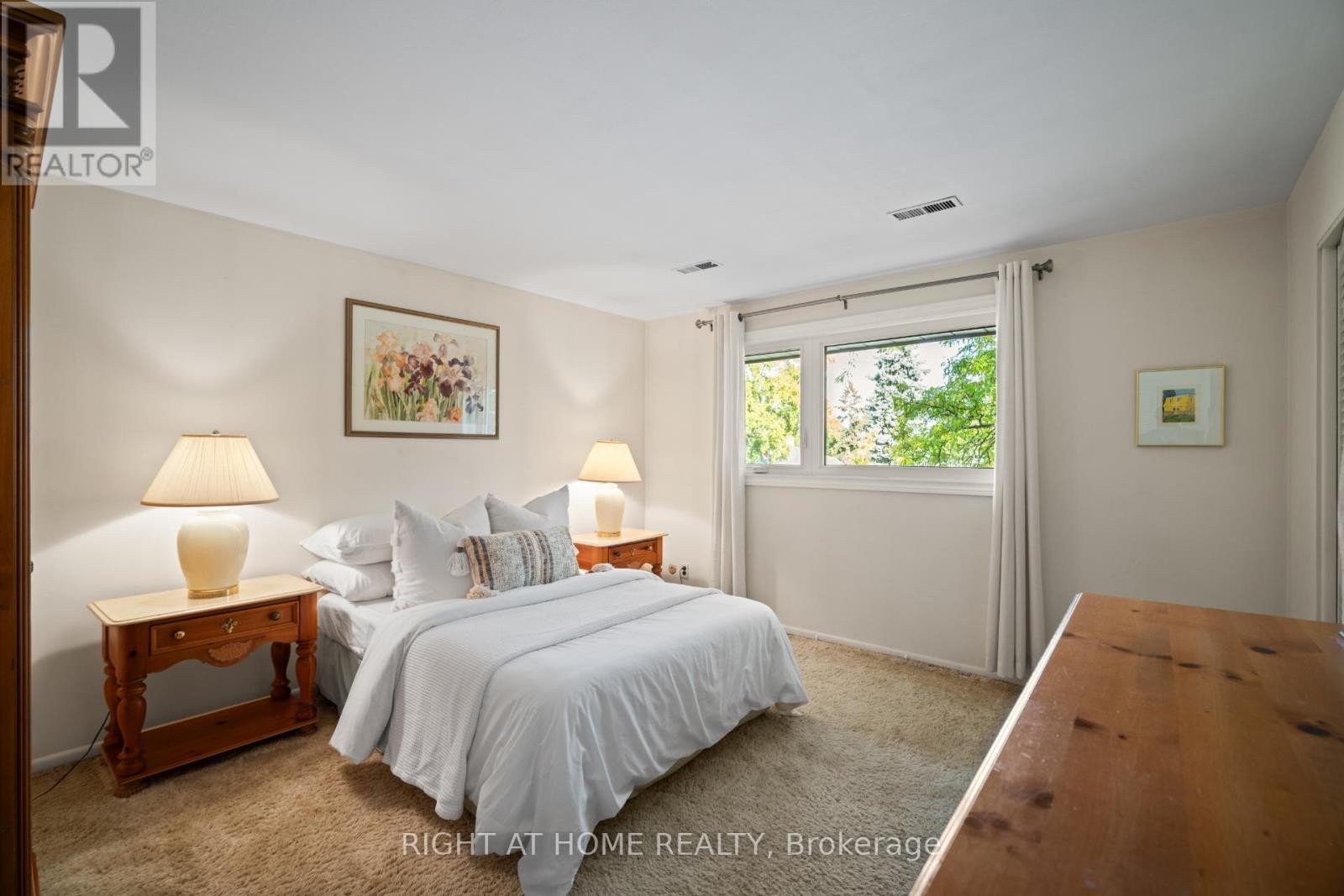 












20 WEST DEANE VALLEY ROAD

,
Toronto (Eringate-Centennial-West Deane),




Ontario
M9B3K5

