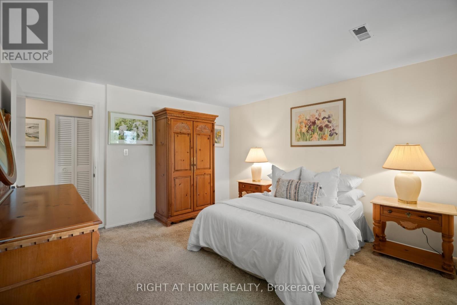 












20 WEST DEANE VALLEY ROAD

,
Toronto (Eringate-Centennial-West Deane),




Ontario
M9B3K5

