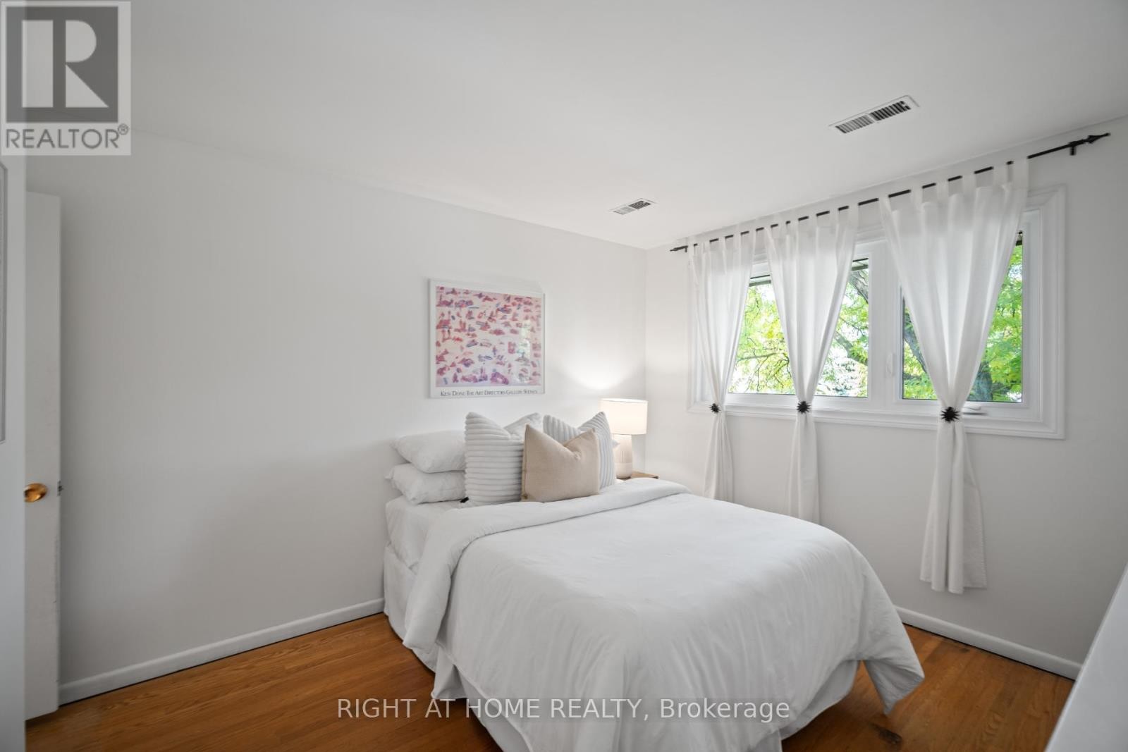 












20 WEST DEANE VALLEY ROAD

,
Toronto (Eringate-Centennial-West Deane),




Ontario
M9B3K5

