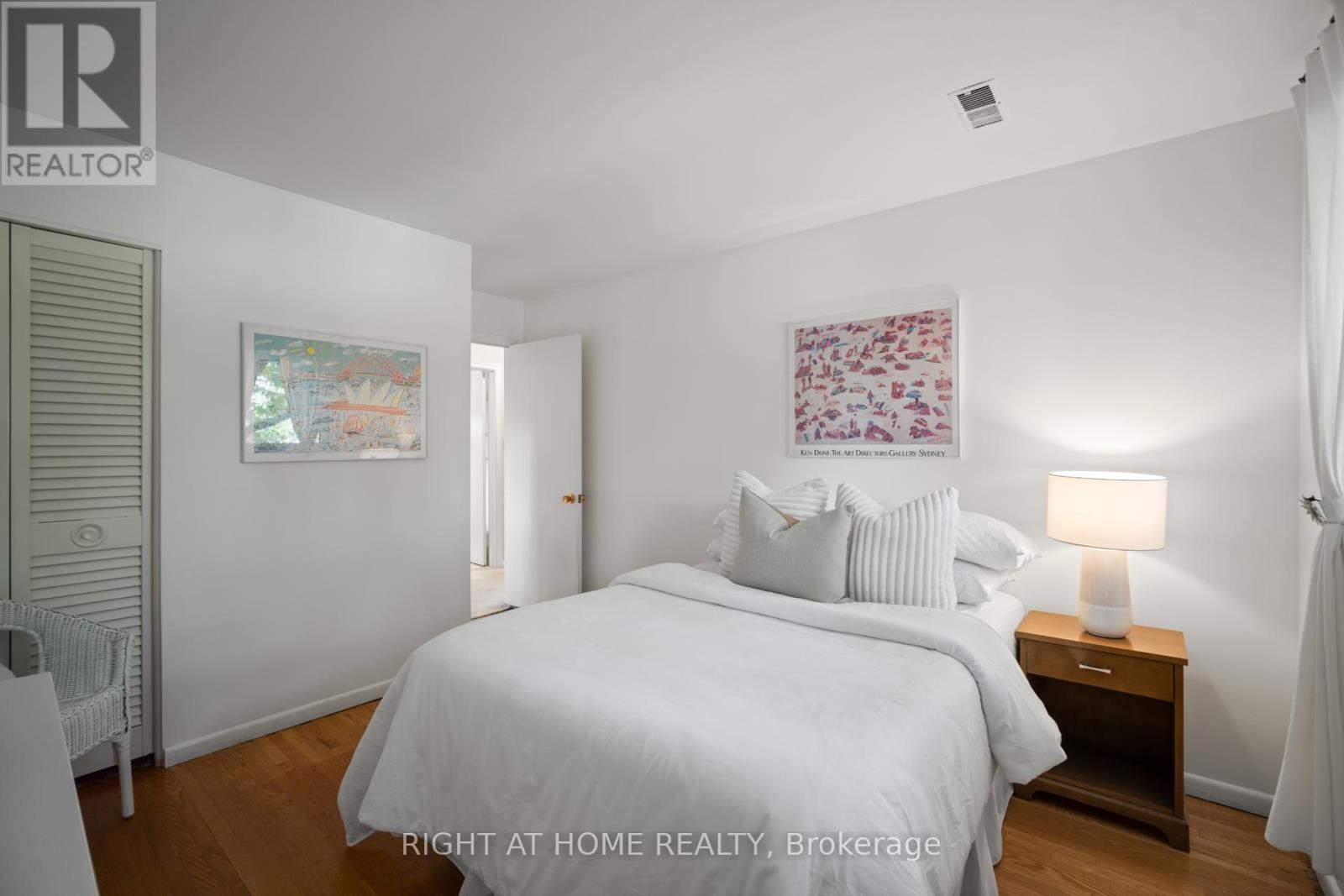 












20 WEST DEANE VALLEY ROAD

,
Toronto (Eringate-Centennial-West Deane),




Ontario
M9B3K5

