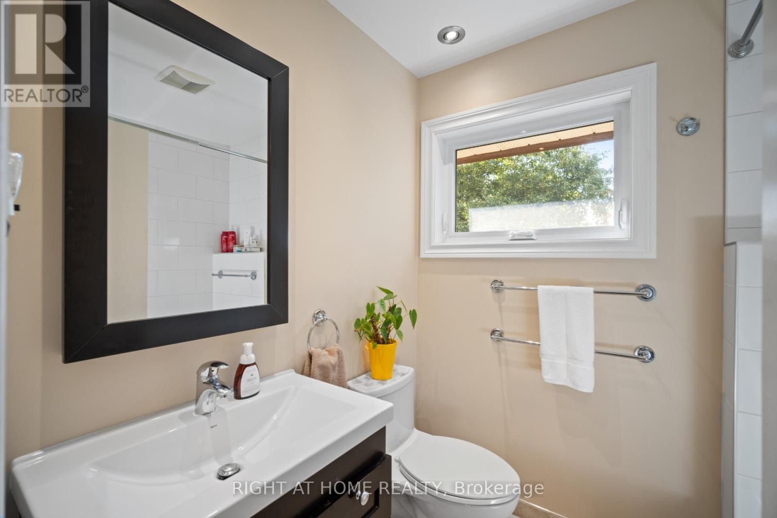 












20 WEST DEANE VALLEY ROAD

,
Toronto (Eringate-Centennial-West Deane),




Ontario
M9B3K5

