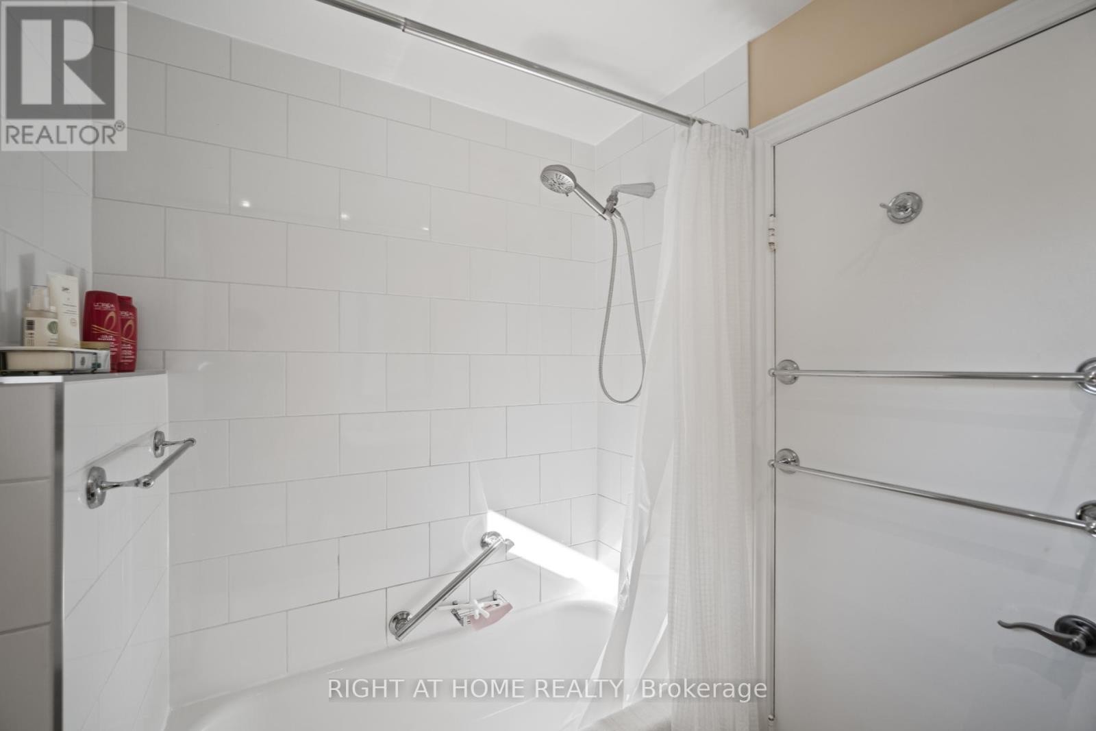 












20 WEST DEANE VALLEY ROAD

,
Toronto (Eringate-Centennial-West Deane),




Ontario
M9B3K5

