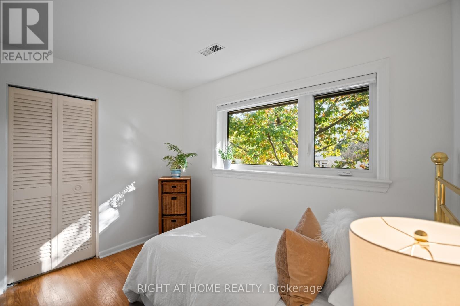 












20 WEST DEANE VALLEY ROAD

,
Toronto (Eringate-Centennial-West Deane),




Ontario
M9B3K5

