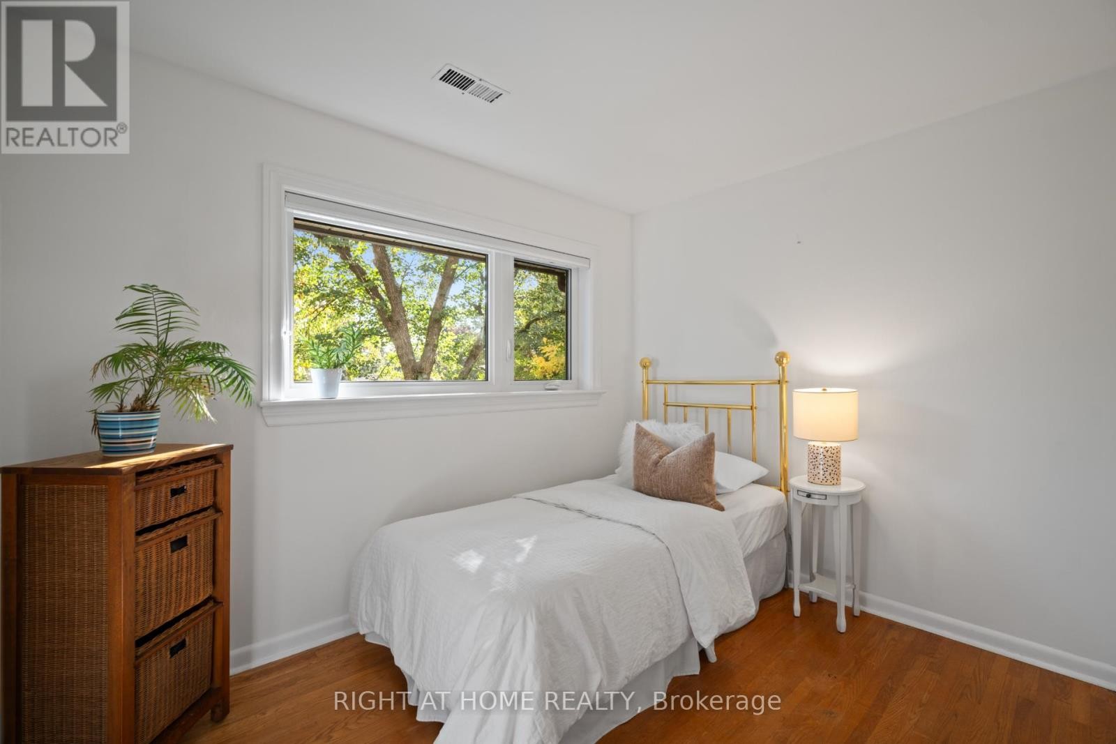 












20 WEST DEANE VALLEY ROAD

,
Toronto (Eringate-Centennial-West Deane),




Ontario
M9B3K5

