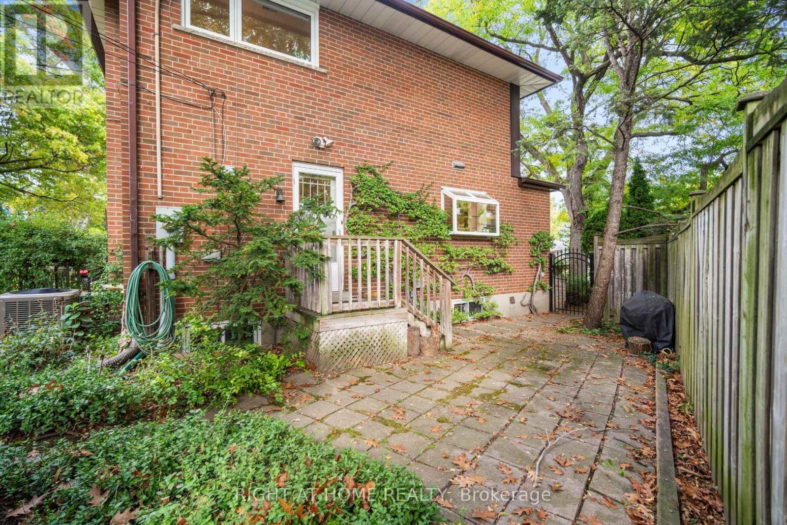 












20 WEST DEANE VALLEY ROAD

,
Toronto (Eringate-Centennial-West Deane),




Ontario
M9B3K5

