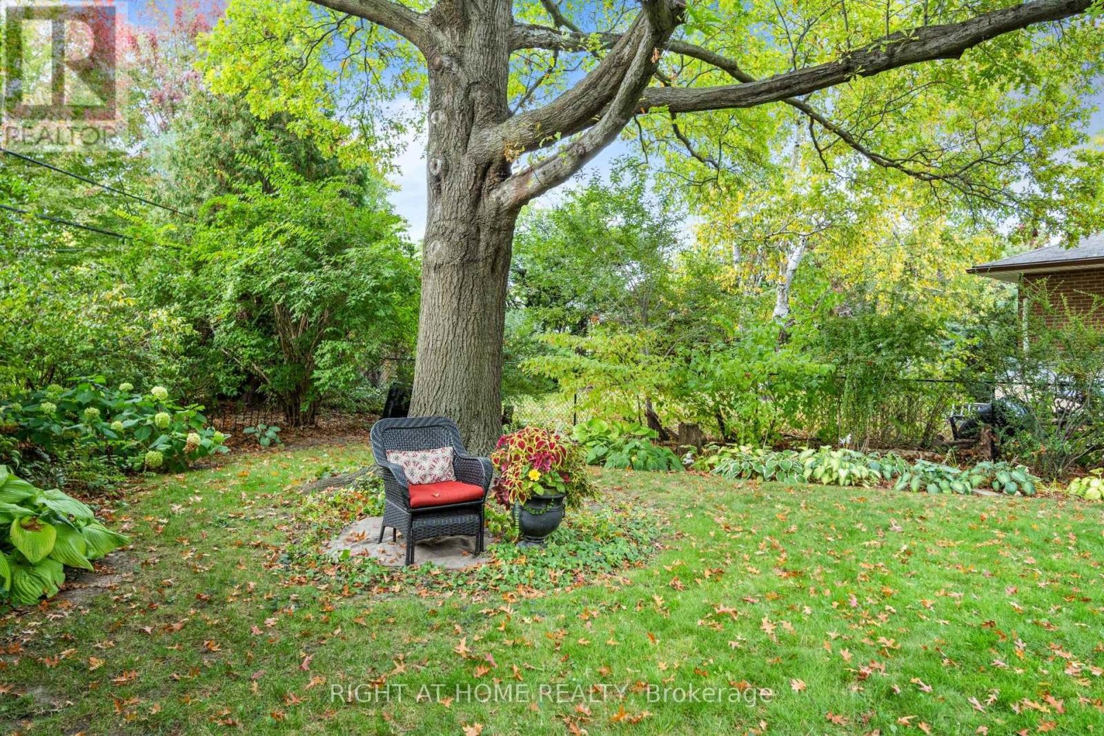 












20 WEST DEANE VALLEY ROAD

,
Toronto (Eringate-Centennial-West Deane),




Ontario
M9B3K5

