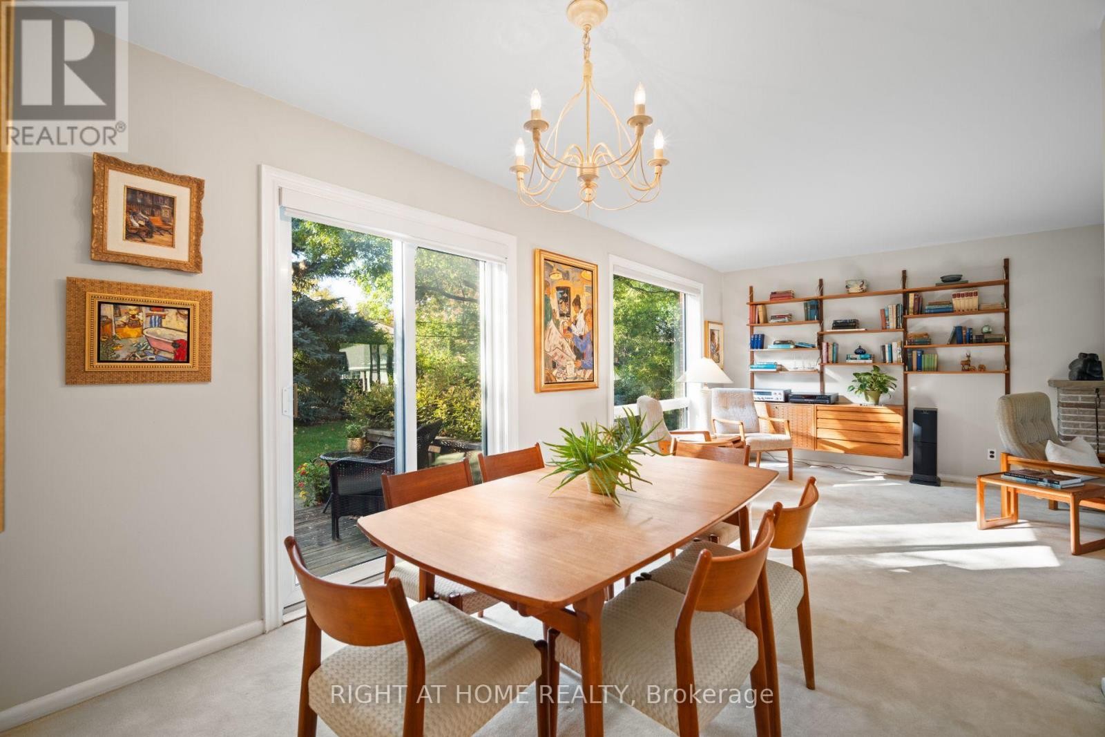 












20 WEST DEANE VALLEY ROAD

,
Toronto (Eringate-Centennial-West Deane),




Ontario
M9B3K5

