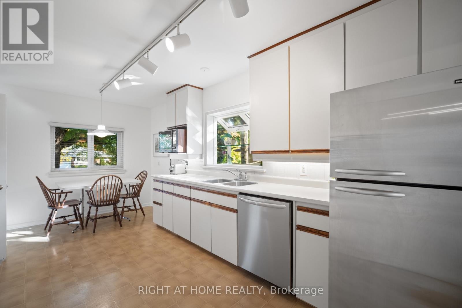 












20 WEST DEANE VALLEY ROAD

,
Toronto (Eringate-Centennial-West Deane),




Ontario
M9B3K5

