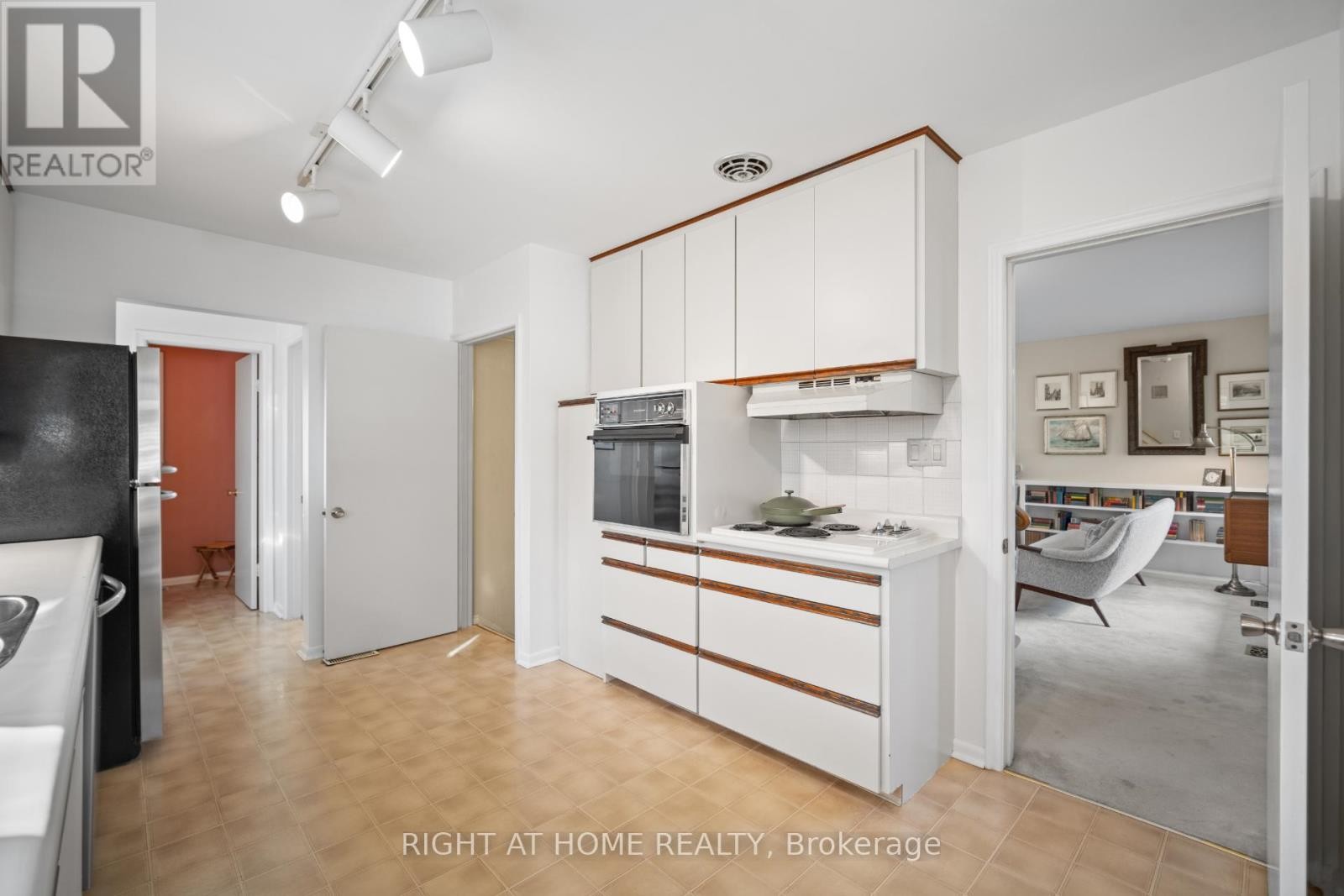 












20 WEST DEANE VALLEY ROAD

,
Toronto (Eringate-Centennial-West Deane),




Ontario
M9B3K5

