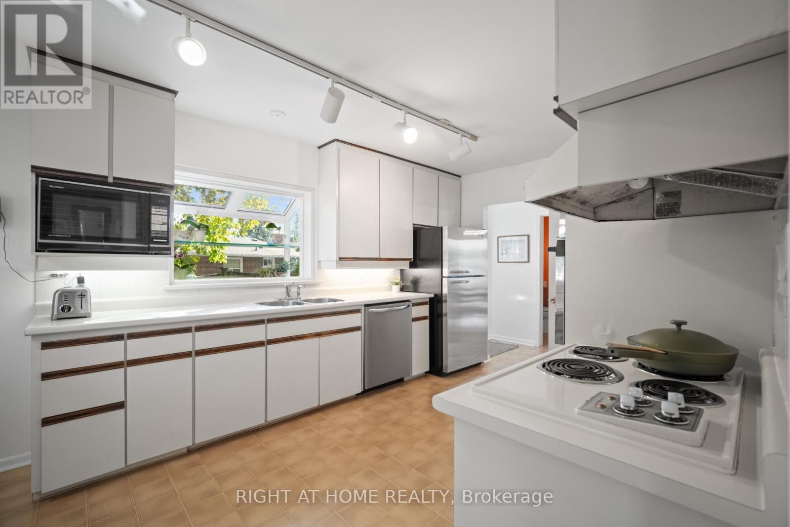 












20 WEST DEANE VALLEY ROAD

,
Toronto (Eringate-Centennial-West Deane),




Ontario
M9B3K5

