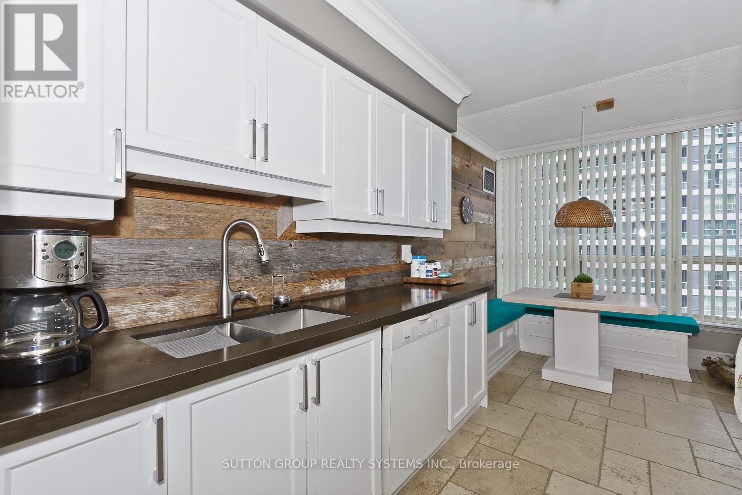 












1611 - 55 ELM DRIVE W

,
Mississauga (City Centre),




Ontario
L5B3Z3

