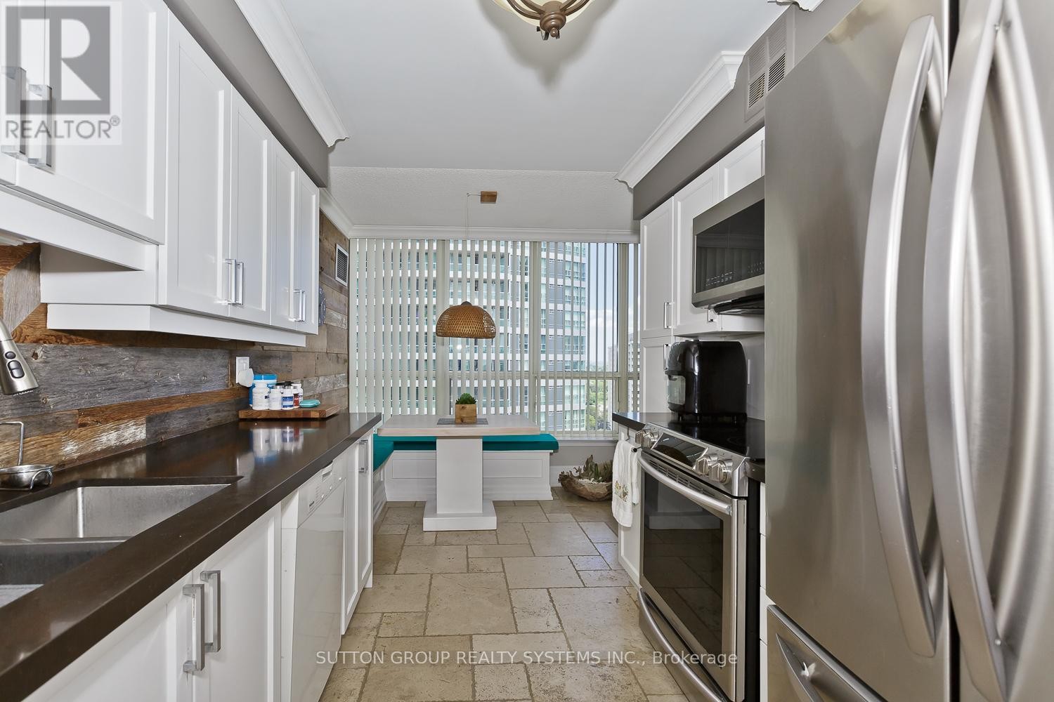 












1611 - 55 ELM DRIVE W

,
Mississauga (City Centre),




Ontario
L5B3Z3

