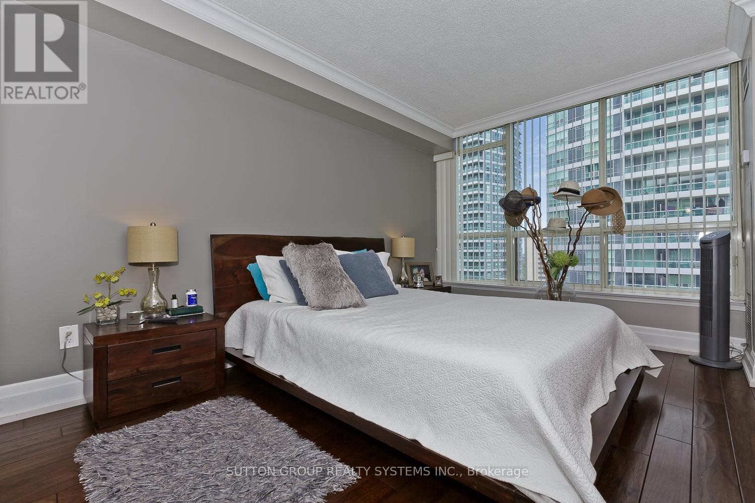 












1611 - 55 ELM DRIVE W

,
Mississauga (City Centre),




Ontario
L5B3Z3


