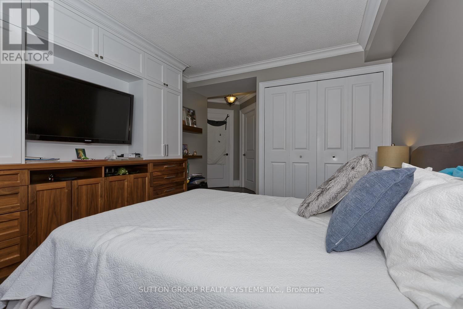 












1611 - 55 ELM DRIVE W

,
Mississauga (City Centre),




Ontario
L5B3Z3

