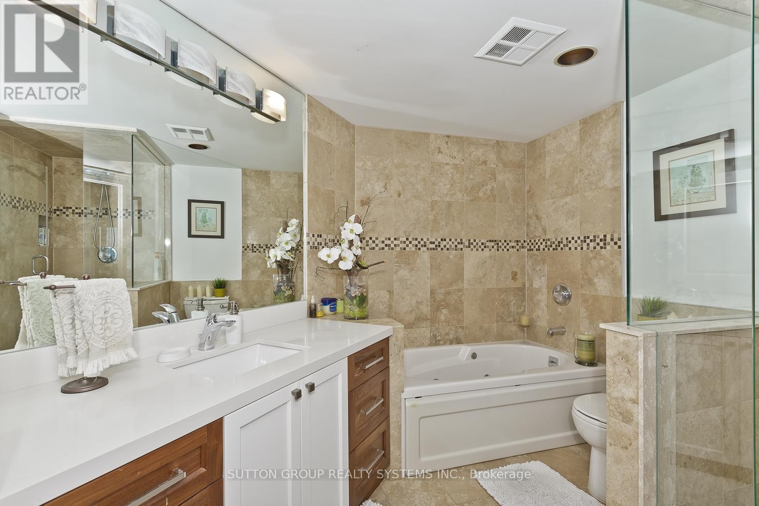 












1611 - 55 ELM DRIVE W

,
Mississauga (City Centre),




Ontario
L5B3Z3

