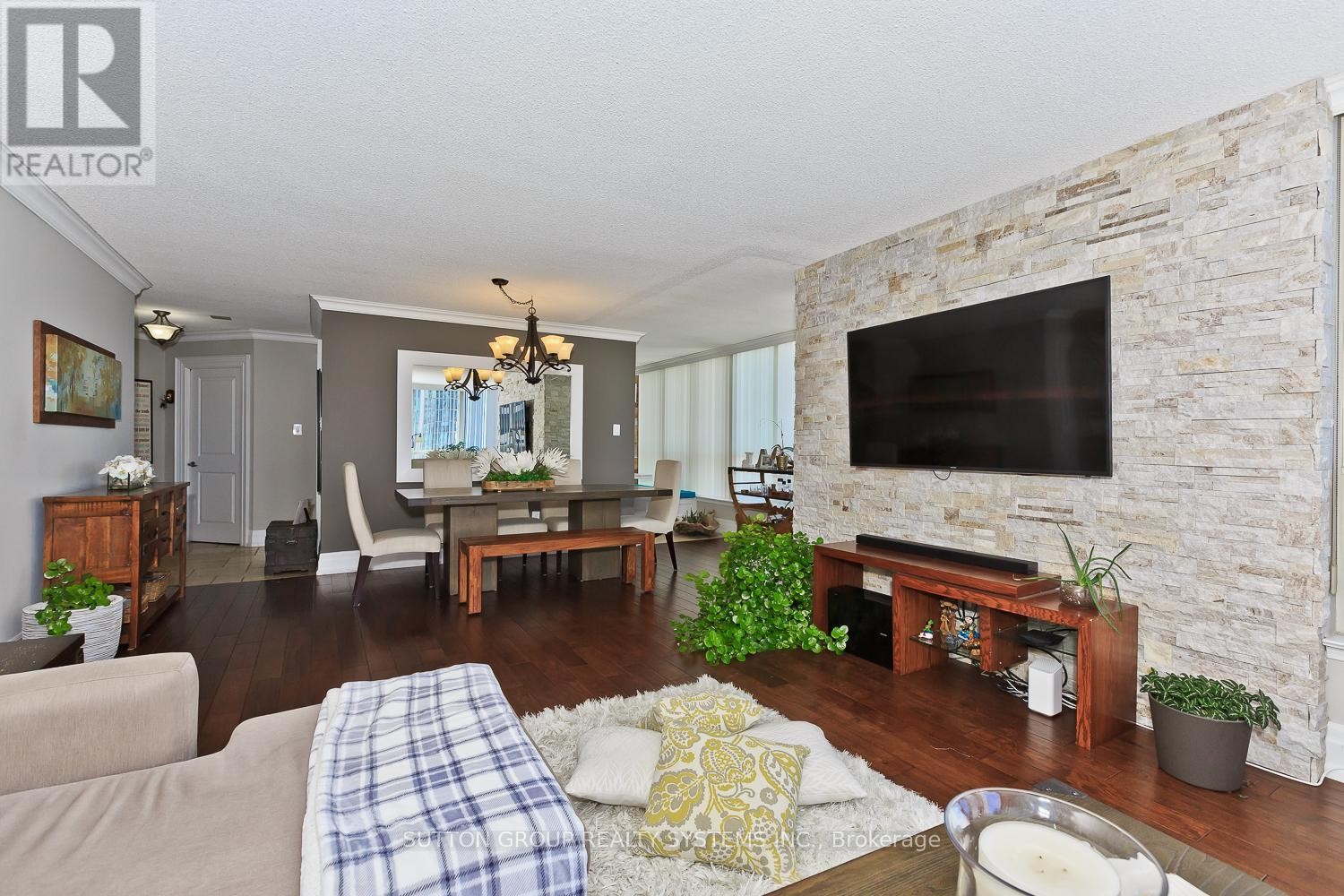 












1611 - 55 ELM DRIVE W

,
Mississauga (City Centre),




Ontario
L5B3Z3

