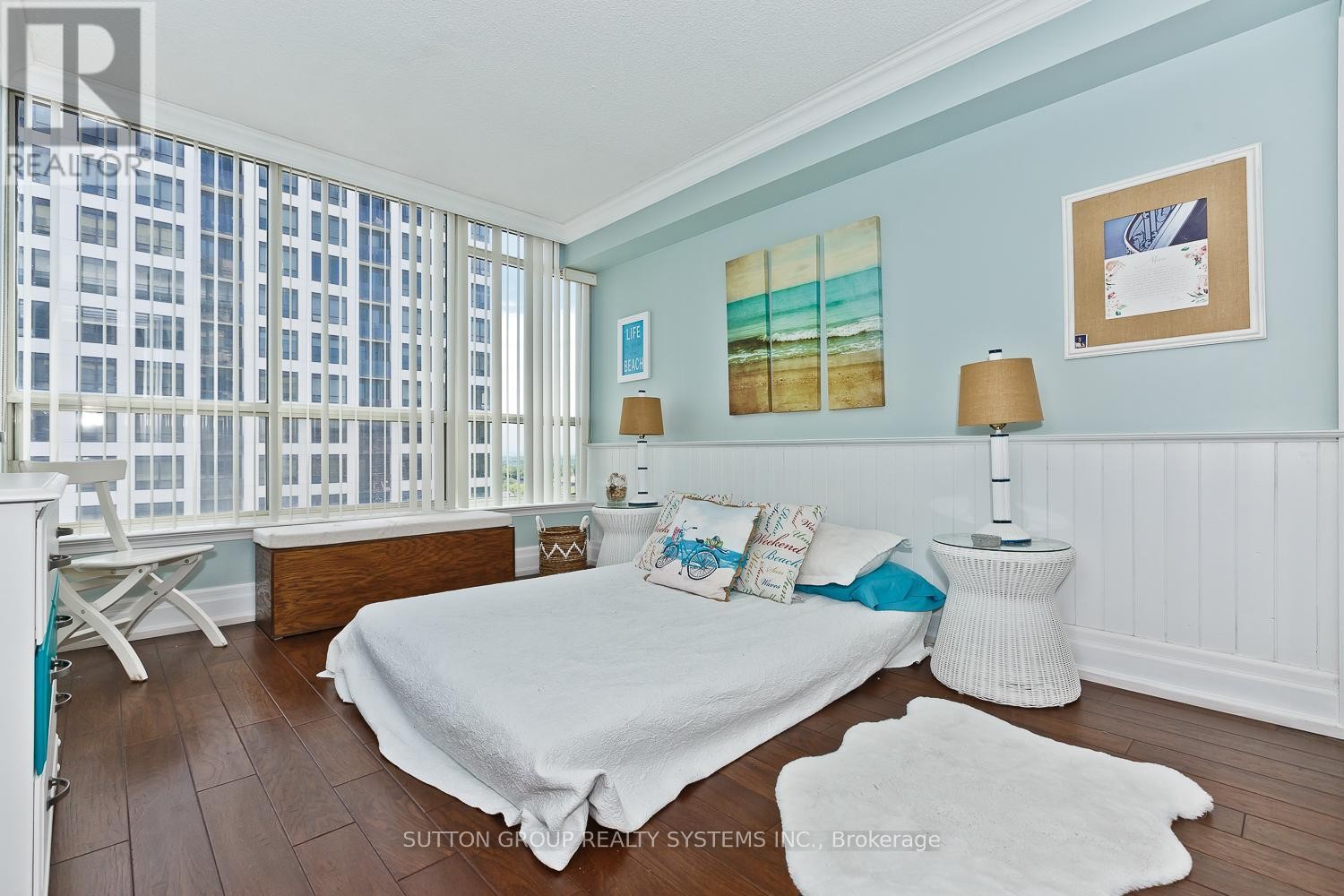 












1611 - 55 ELM DRIVE W

,
Mississauga (City Centre),




Ontario
L5B3Z3

