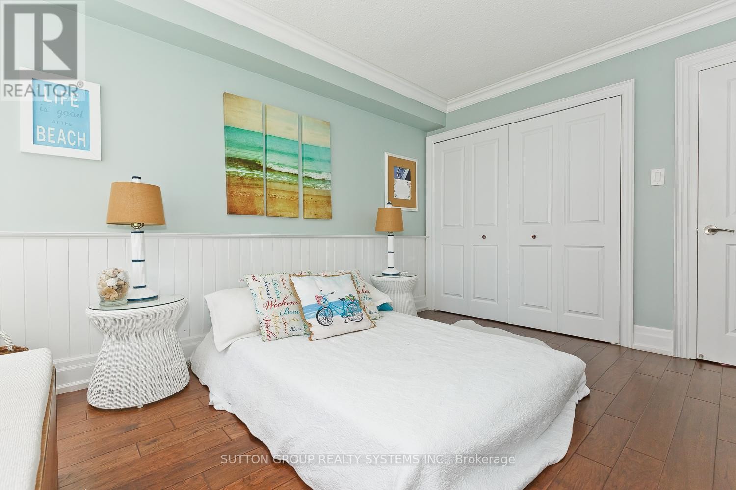 












1611 - 55 ELM DRIVE W

,
Mississauga (City Centre),




Ontario
L5B3Z3

