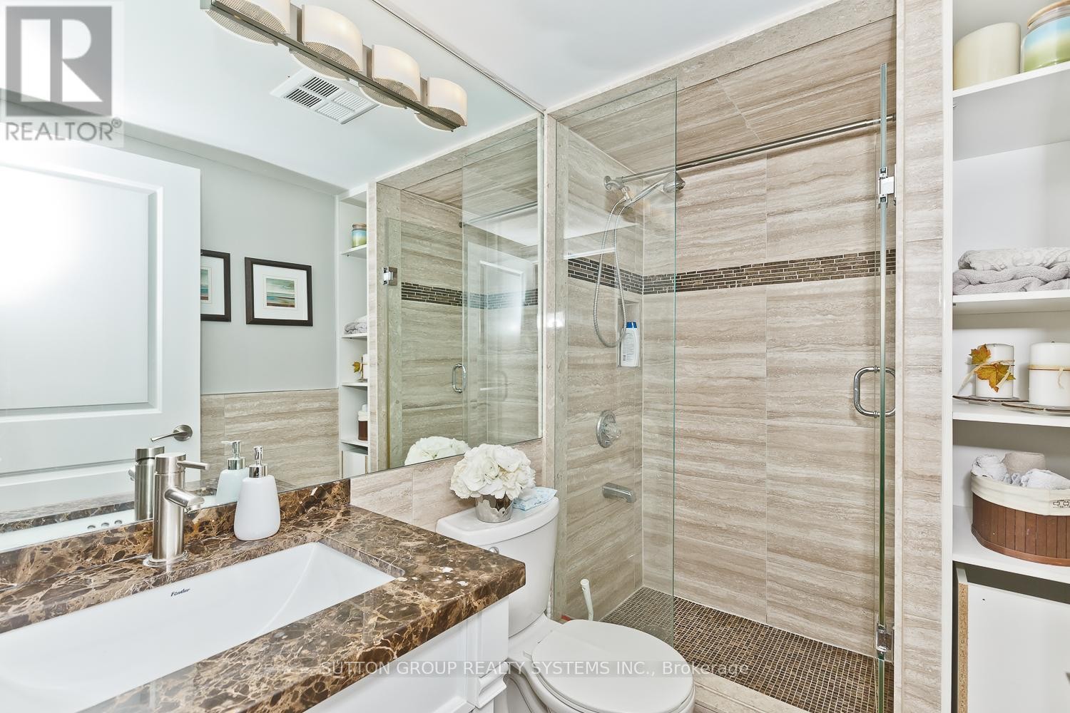 












1611 - 55 ELM DRIVE W

,
Mississauga (City Centre),




Ontario
L5B3Z3

