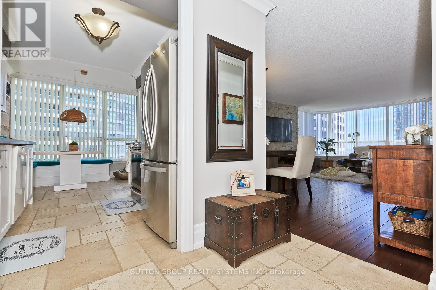 












1611 - 55 ELM DRIVE W

,
Mississauga (City Centre),




Ontario
L5B3Z3

