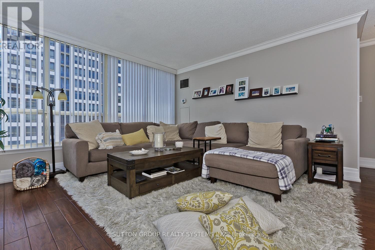 












1611 - 55 ELM DRIVE W

,
Mississauga (City Centre),




Ontario
L5B3Z3

