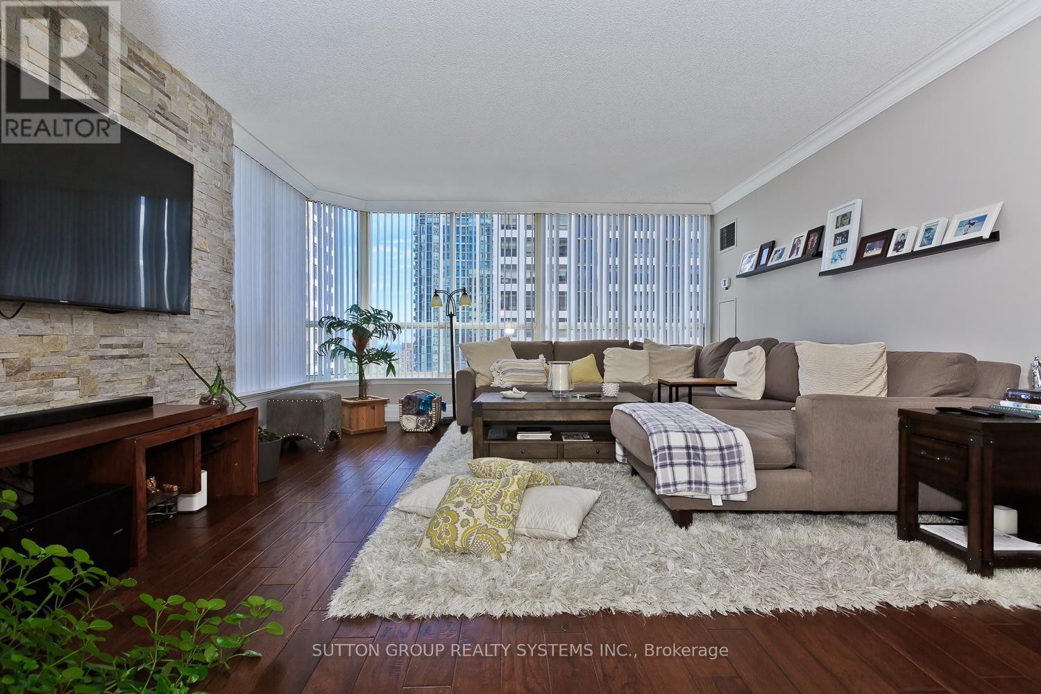 












1611 - 55 ELM DRIVE W

,
Mississauga (City Centre),




Ontario
L5B3Z3

