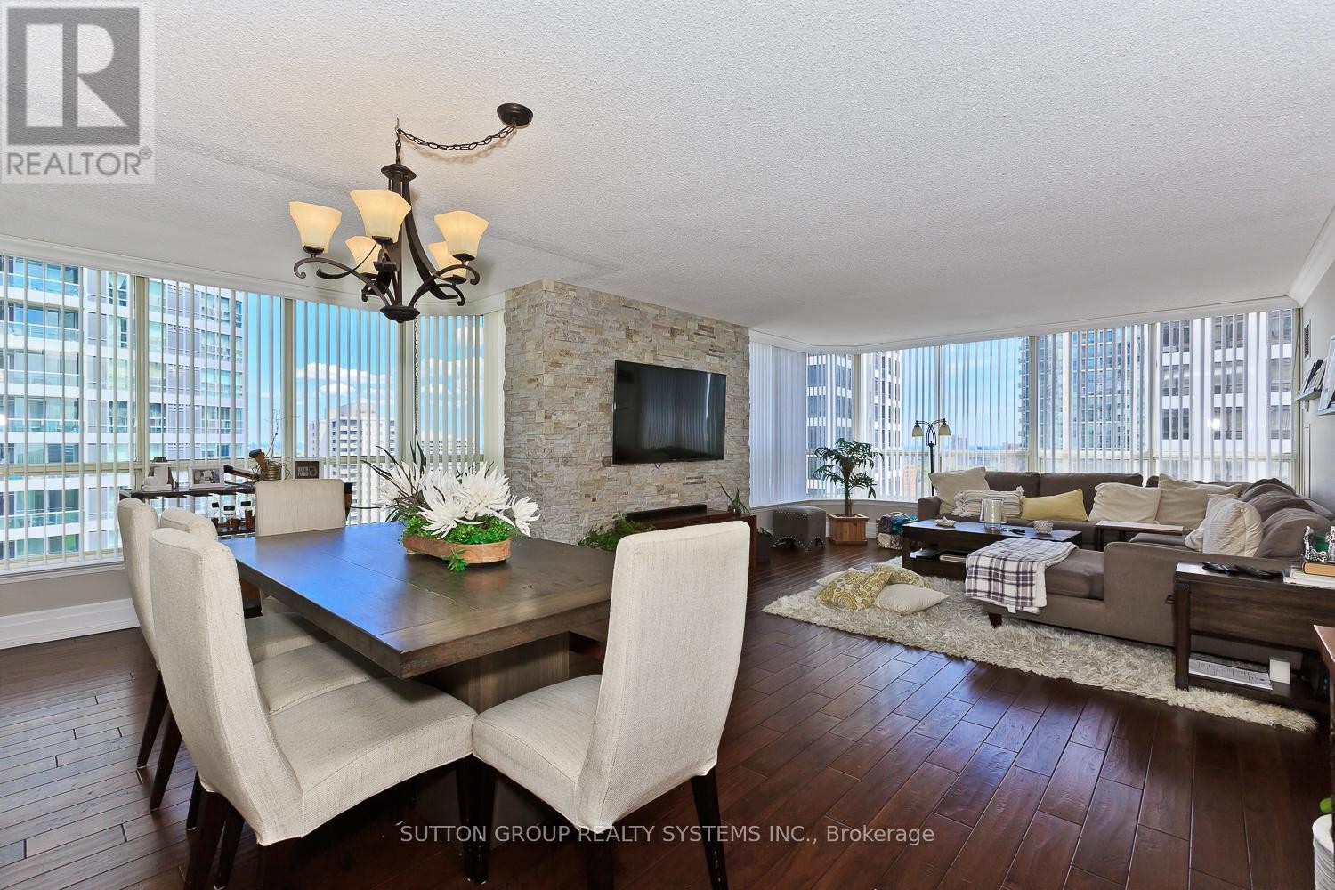 












1611 - 55 ELM DRIVE W

,
Mississauga (City Centre),




Ontario
L5B3Z3

