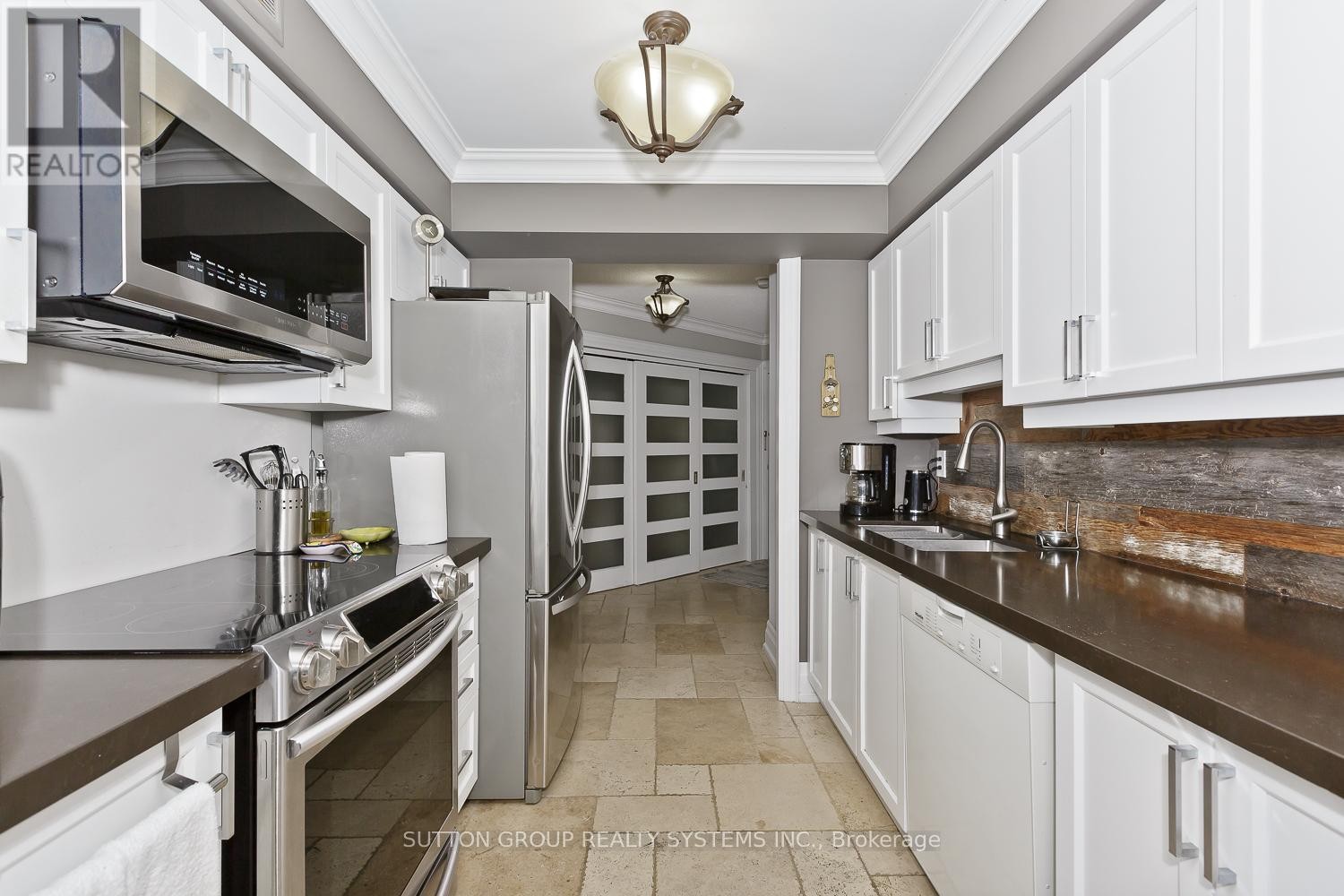 












1611 - 55 ELM DRIVE W

,
Mississauga (City Centre),




Ontario
L5B3Z3

